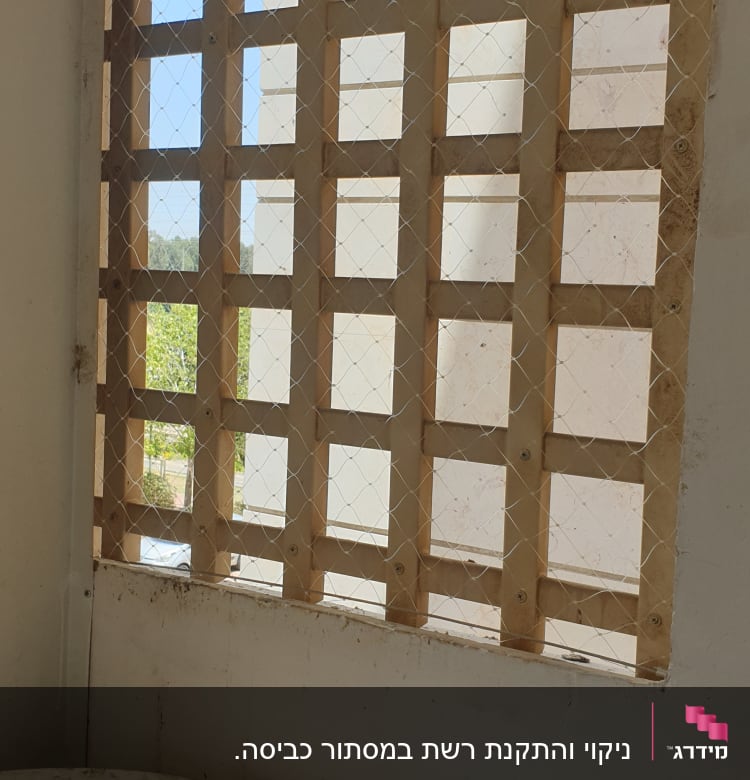 רשת מתכת על חלון למניעת כניסת יונים